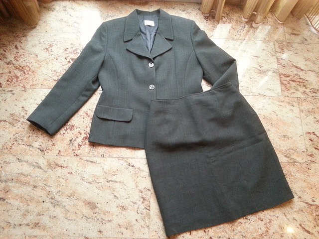 スーツ用コートの選び方 女性編 就活生が知っておくべき色や形とは 就活の未来